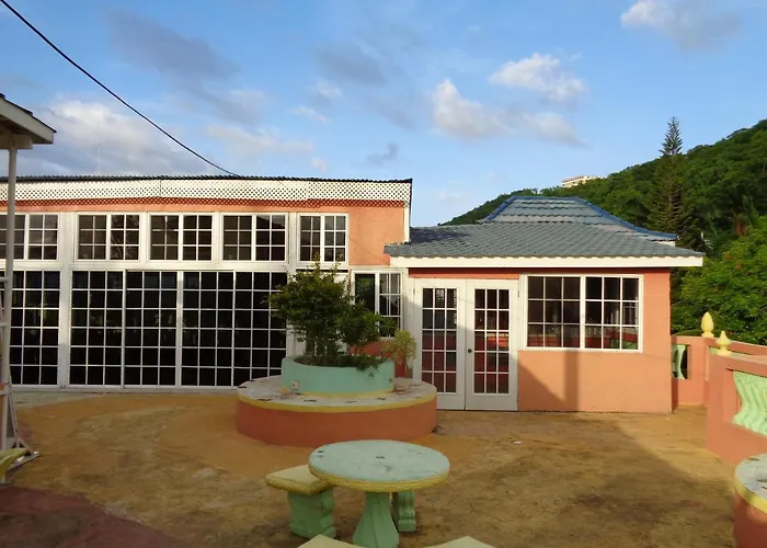 Tropical Court Near Airport 3* Montego Bay