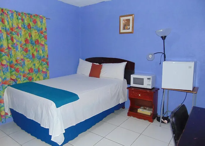 Hotel Tropical Court Near Airport Montego Bay