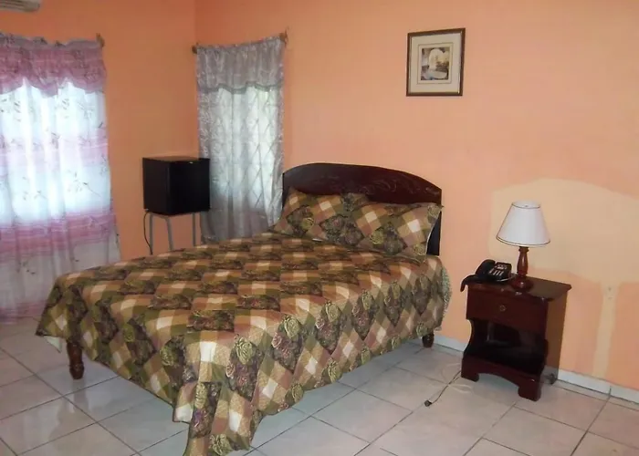 Tropical Court Near Airport 3* Montego Bay
