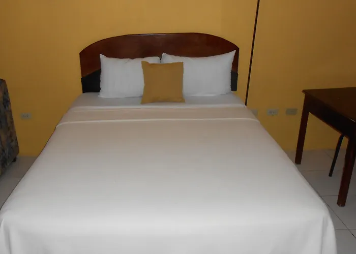 Hotel Tropical Court Near Airport