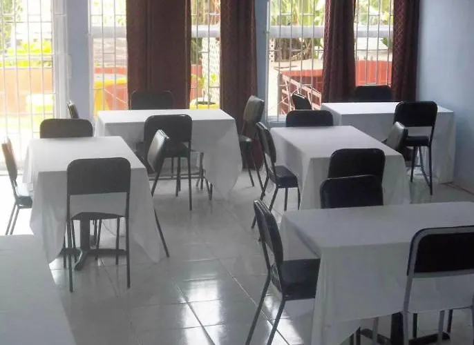 Tropical Court Near Airport 3* Montego Bay