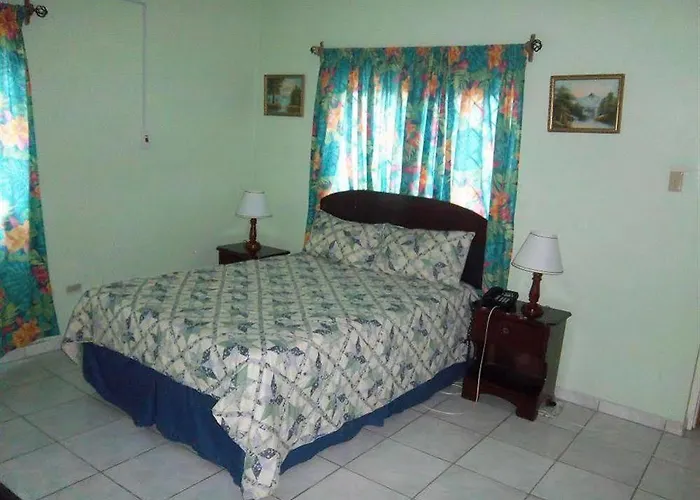 Tropical Court Near Airport 3* Montego Bay