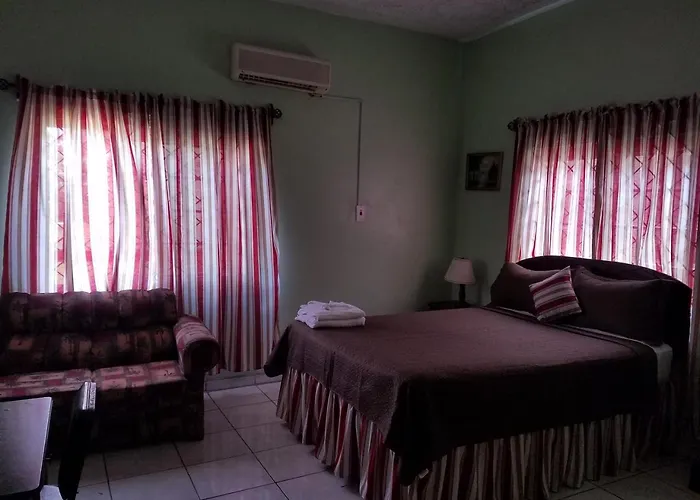 Hotel Tropical Court Near Airport