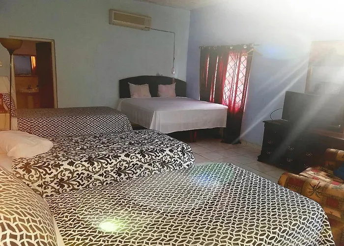 Hotel Tropical Court Near Airport