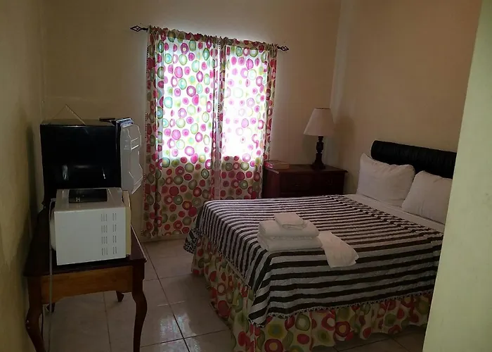 Hotel Tropical Court Near Airport 3*