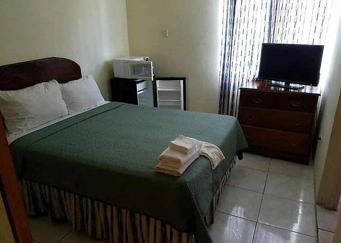 Hotel Tropical Court Near Airport